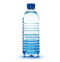Bottiglie di plastica con acqua contaminata da estrogeni.