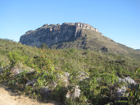 Morro Alto, la montagna sulla destra del sentiero per la collina piramidale.