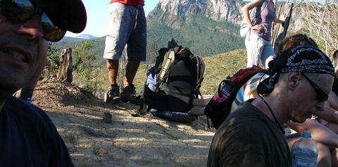 Bivacco in cima alla collina piramidale.