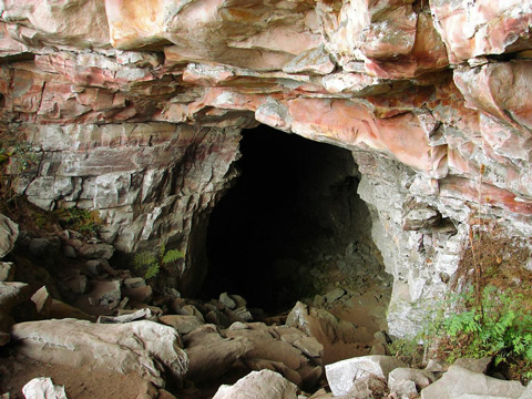 Il grande varco dell'entrata nella grotta.