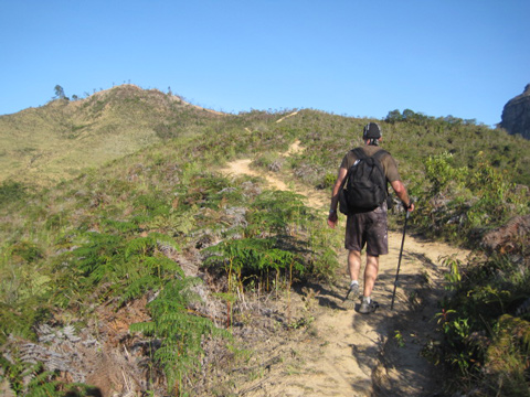 Sentiero di salita verso la collina piramidale.
