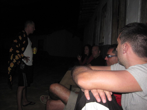 Serata con birra all'esterno.