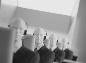 Call center, ore al telefono in attesa.