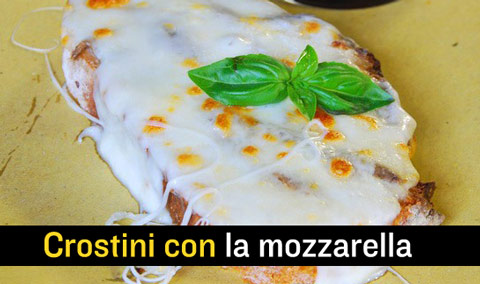 Crostini con pane raffermo e mozzarella.