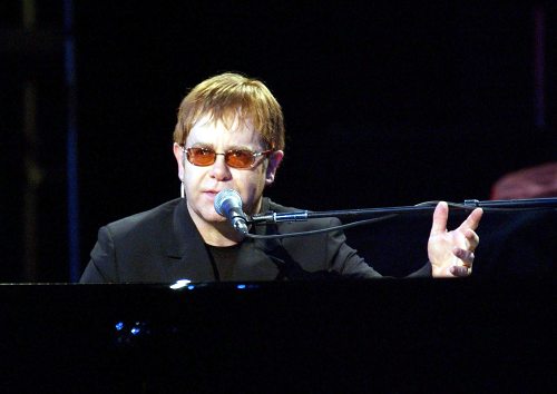 Elton John scrive un libro sull'AIDS.