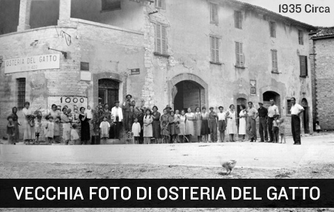 Foto antica del Bar di Osteria del Gatto, con l'insegna del gatto nero.