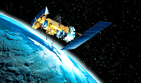 Satellite NASA cade sull'Italia stasera. Detriti e frammenti in caduta pericolosa.